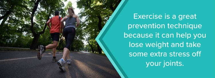 couple jogging; exercise prevents arthritis.